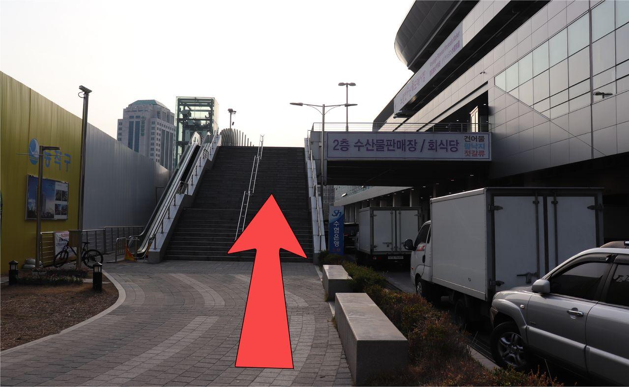 ノリャンジン水産市場、2階レストランへの階段、道順が示されています。